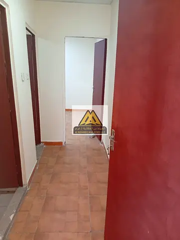 غرفة نوم مريحة بمساحة مناسبة صالة معيشة عملية يمكن استغلالها بشكل ممتاز حمام تصميم داخلي بسيط وعملي مساحة مناسبة تلبي احتياجات السكن اليومي