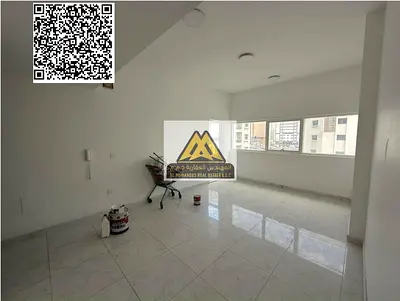 شقة غرفة وصالة للإيجار السنوي في النعيمية 1 عجمان، بمساحة كبيرة وتصميم عملي مع بلكونة وخزائن حائط، تقع على شارع حيوي قريب من مدرسة الحكمة وأسواق الإما