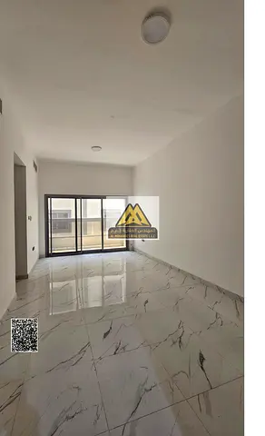 شقة غرفة وصالة أول ساكن في الجرف 3 عجمان، مساحة واسعة، غرفة ماستر، 2 حمام، بلكونة، خزائن. 33,000 درهم سنويًا، 4/6 دفعات، موقع مميز.