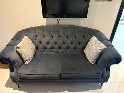 Two-seater tufted velvet sofa in grey