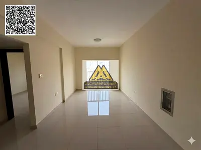 تتميز الشقة بمساحات واسعة وتصميم عملي يوفر راحة مثالية للسكن، مع تكييف مركزي حديث يضمن أجواء مريحة طوال العام، بالإضافة إلى بلكونة تمنح إضاءة طبيعية
