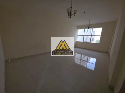 استوديو كبير جدًا | بمواصفات غرفة وصالة | مطبخ شبه منفصل | حمام شاور بوكس | موقع حيوي على شارع الجامعة | قريب من الخدمات
