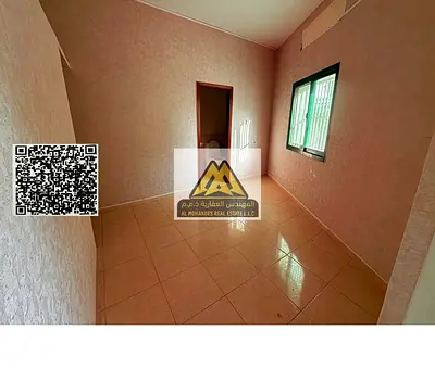 استوديو طابق أرضي للإيجار السنوي في الراشدية 1 عجمان مقابل سوق السمك، مساحة واسعة ومطبخ منفصل، السعر 20,000 درهم، 4 دفعات، التكييف على المستأجر.