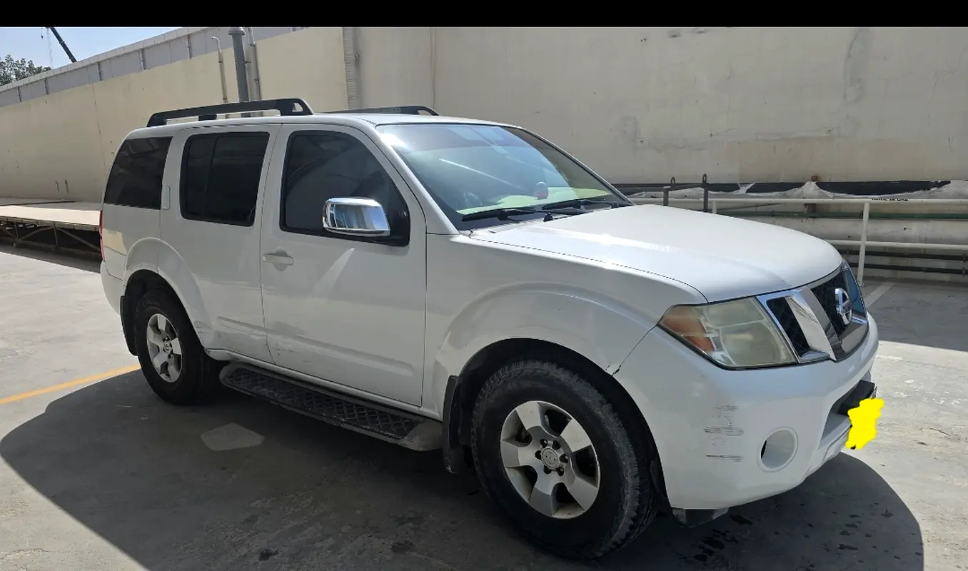 Nissan Pathfinder 2012 — photo 1 of 6