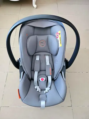 Cybex G Cloud i-Size. Lightweight infant car seat with removable insert in very good/clean condition