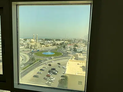 أرقى وأكبر غرفة وصالة بمنطقة البوطينة الشارقة | 2  حمامات | تكييف مركزى | خزائن بالحائط | قريبة من جميع الخدمات | اطلالة بحرية | دفعات مرنة