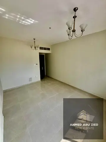 ارقي وافضل شقه بتكيف مركزي وحمام /مساحه ممتازه/لوكيشن مميز قريب من السوق الصيني ومركز القبائل /علي طريق محمد بن زايد/سعر مميز جدا /تسهيلات في الدفعات