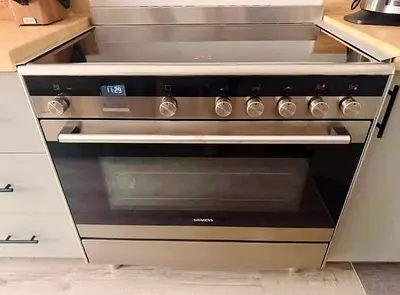 Siemens Stainless Steel Freestanding Electric Cooker with Oven (Good Condition)