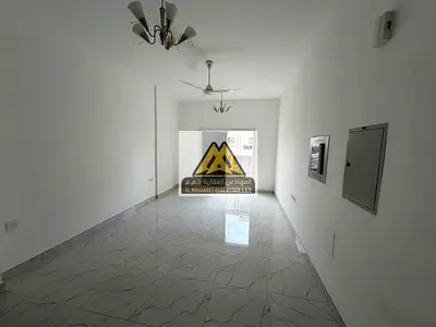 شقة غرفتين وصالة | بمساحات كبيرة | وبلكونة | وتكييف مركزي | وموقع مميز قريب من مخرج دبي والشارقة