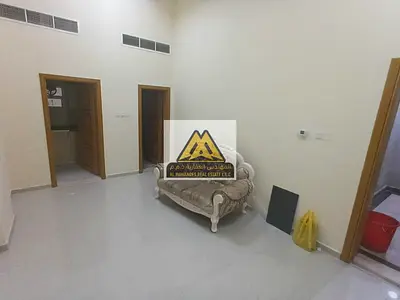 فرصة مميزة للسكن في منطقة الروضة 2 على شارع مكة، استوديو بمساحة كبيرة داخل بناية نظيفة ومناسبة للعائلات، قريب من جميع الخدمات.