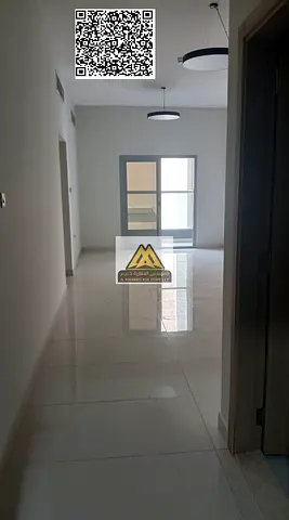 شقة غرفتين وصالة للإيجار السنوي في الجرف 2 عجمان، بمساحة كبيرة وإطلالة مفتوحة داخل بناية حديثة (ثاني ساكن)، في موقع استراتيجي خلف داي تو داي وأمام فند