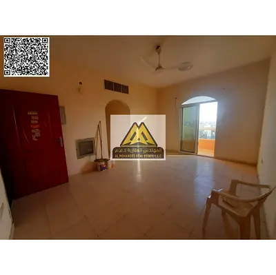 تتميز بموقع حيوي على شارع رئيسي يسهل الوصول منه إلى الشارقة ودبي، بالإضافة إلى قربها من سوق المبارك وجميع الخدمات