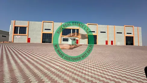 صالة عرض على الطريق الرئيسي /// مساحة 5945 قدم مربع مع طاقة 50 كيلو واط للإيجار في منطقة الإمارات الصناعية الحديثة في أم القيوين.