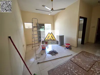شقة مناسبة للإيجار السنوي في النعيمية بعجمان، طابق أرضي، بموقع حيوي وقريب من جميع الخدمات.