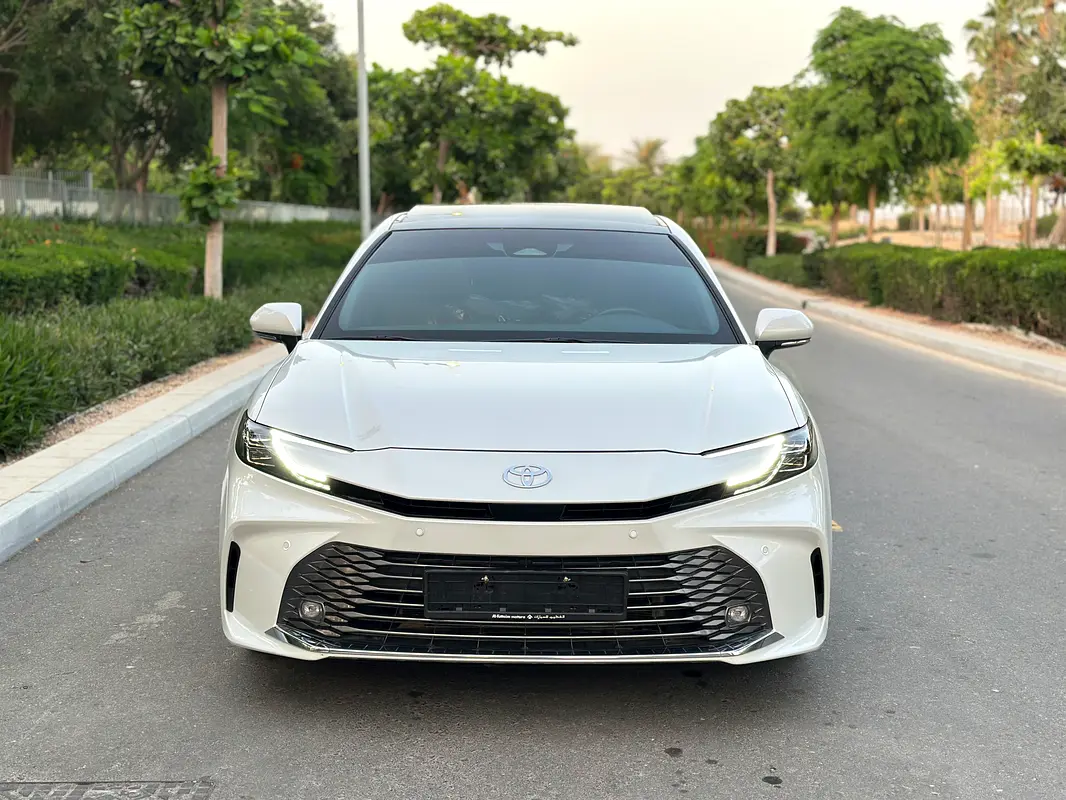 Toyota Camry 2025 — photo 1 of 19