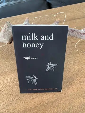 Book Milk and Honey by Rupi Kaur