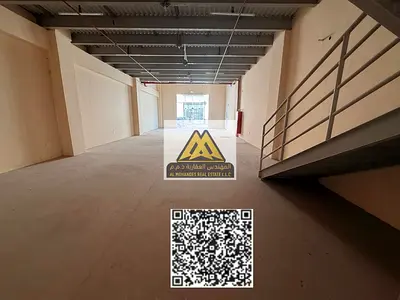 شبرة تجارية بمساحة كبيرة ومناسبة لمختلف الأنشطة التجارية أو الصناعية الخفيفة، تتميز بتقسيم عملي يوفر مساحة تشغيل واسعة مع ميزانين إضافي يزيد من الاستف