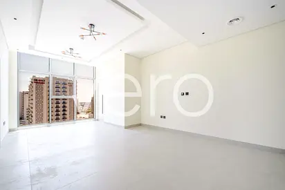 Spacious Unit | Higher Floor | Closed Kitchen
