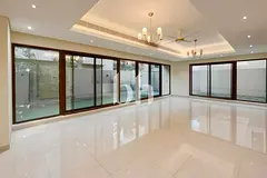 Single Row | Corner | Vacant | Huge Layout