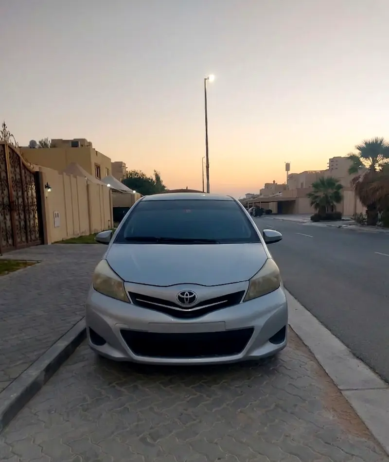 Toyota Yaris 2013 — photo 1 of 4