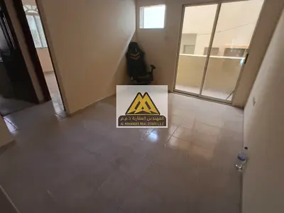 غرفتين وصالة | مساحة مناسبة | موقع حيوي على شارع الكويت | قريب من الخدمات | سهل المخرج للشارقة ودبي | سكن عائلي