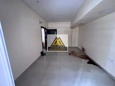 تتميز الشقة بتصميم عملي يشمل غرفة نوم ماستر وصالة واسعة، بالإضافة إلى 2 حمام يوفران راحة وخصوصية أكبر. كما تحتوي على 2 بلكونة بمساحة كبيرة تمنح إطلالة