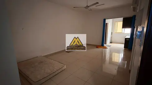 تعلن شركة المهندس العقارية عن توافر استوديو بمساحة كبيرة جداً للإيجار السنوي في منطقة الروضة 2. يتميز العقار بوجوده في بناية نظيفة ومخصصة للعائلات، مم