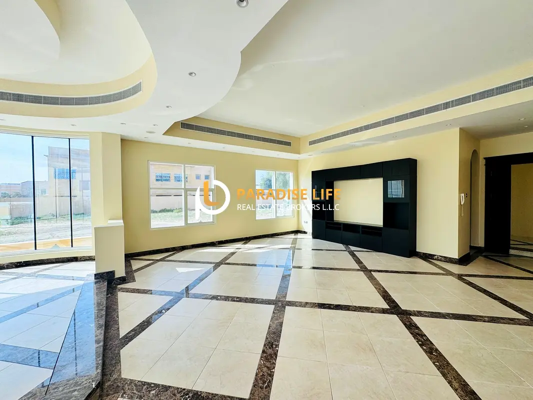 4 Bedrooms All En Suites Maids Room Huge Livimg And Diining Area Close Kitchen Backyard Parking