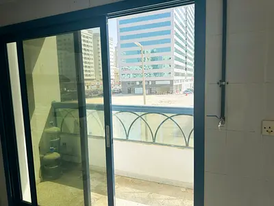 اجمل اطلالة مفتوحة ببلكونة لغرفتين وصالة تكييف مجانا متجددة بالكامل في اجمل ابراج الشارقة شامل كل الخادمات مع مطبخ كبير بتشطيب حديث مع موزع بين الغرف