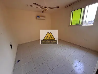 فرصة مميزة للإيجار السنوي في عجمان، استوديو بمساحة كبيرة وتصميم عملي مع مطبخ منفصل، مناسب جداً للعائلات الباحثة عن سكن اقتصادي في موقع استراتيجي قريب