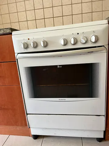 Ariston white freestanding fully electric cooker with oven 60 x 60 cm - good working condition