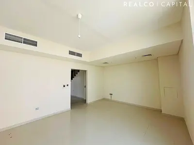 END CORNER UNIT 3 BEDROOMS WITH MAIDS VACANT