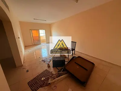 غرفة ماستر | صالة واسعة | بلكونة | تصميم عملي يوفر الراحة والخصوصية مع تكييف مركزي وبيئة سكنية هادئة ومريحة