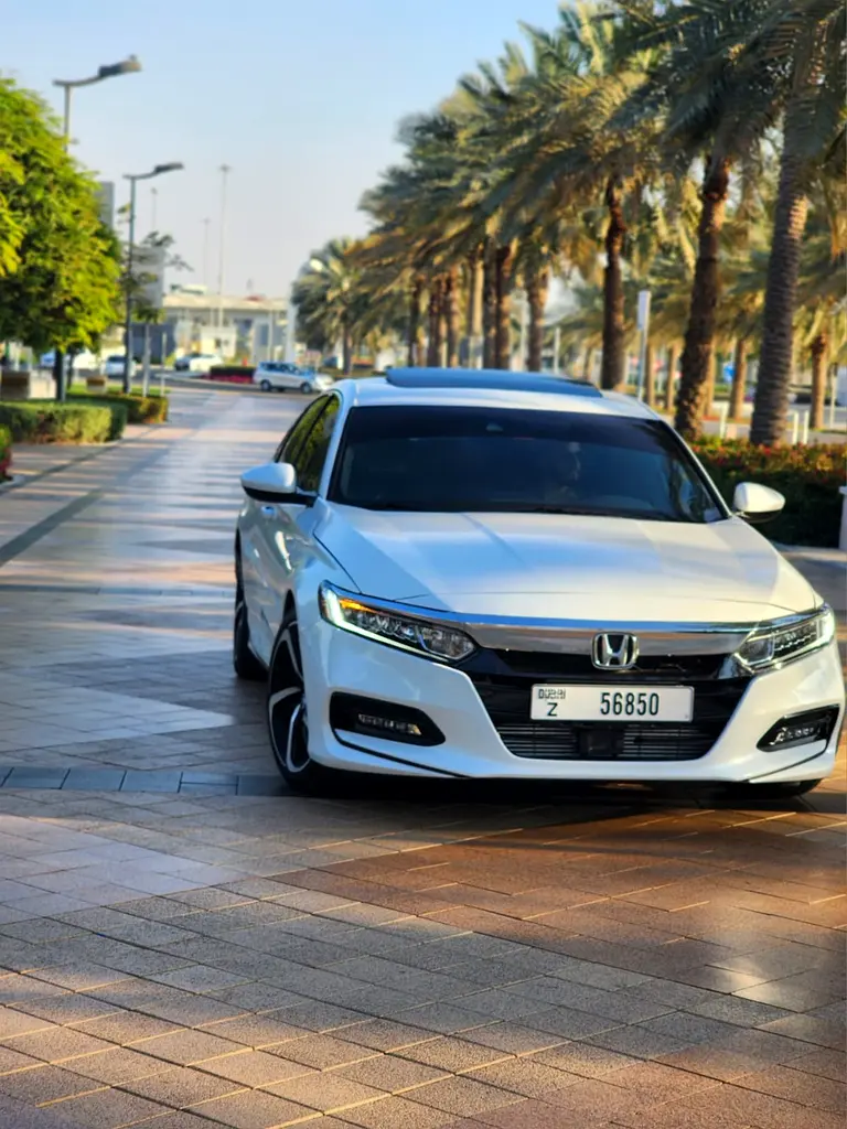 Honda Accord 2018 — photo 1 of 7