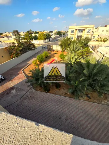 فرصة مميزة ونادرة للإيجار فيلا تجارية في الشارقة، تقع مباشرة على الشارع الرئيسي بواجهة ممتازة ومساحة كبيرة جداً، مناسبة للشركات، المراكز الطبية، الحضا