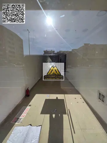 فرصة مميزة للإيجار السنوي في الروضة عجمان، محل تجاري بموقع استراتيجي على شارع الشيخ عمار مباشرة، يتميز بحركة عالية وكثافة سكانية، مناسب لنجاح مختلف ال