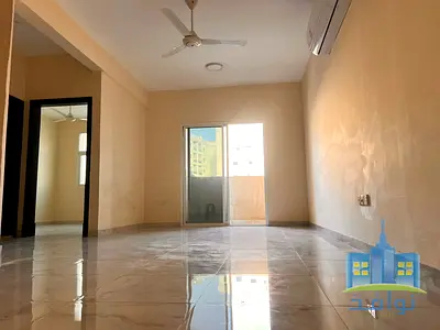 غرفه وصاله بمساحه واسعه مع البلكونه