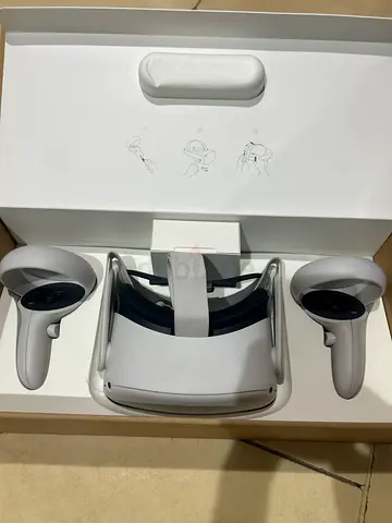 White VR headset with two controllers (used)