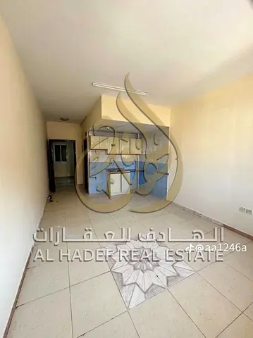 🔥 فرصة لقطة للإيجار السنوي في الشارقة – القليعة 🔥 استوديو بمساحة ممتازة وتصميم عملي مناسب للأفراد 👌 📍 موقع مميز وقريب من جميع الخدمات