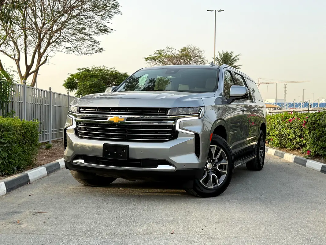 Chevrolet Suburban 2023 — photo 1 of 20
