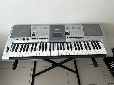 Yamaha PSR I425 61-Key Portable Keyboard with Stand