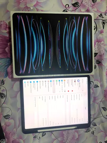 Ipad pro 12.9 6th gen. (M2) wifi 256 gb same like new 3300 Dhs