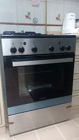 Used freestanding gas oven with glass door – good working condition