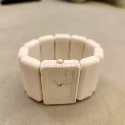 White plastic-Style Fashion Wristwatch — Minimalist Rectangular Dial