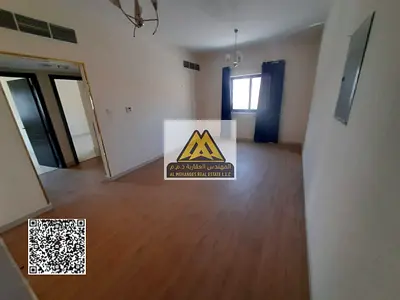 شقة بمساحات مناسبة وتصميم عملي، تتكون من غرفتين نوم وصالة وحمامين، مع تكييف مركزي، مناسبة للسكن العائلي وفي موقع حيوي قريب من جميع الخدمات الأساسية.