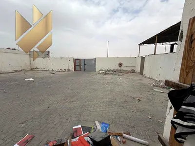 ساحة مفتوحة للإيجار في السجة، المساحة: ١٠٠٠٠ قدم مربع، سهولة الوصول: مدخل سهل للشاحنات ومساحة واسعة للحركة