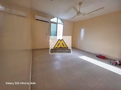 شقة غرفتين وصالة للإيجار السنوي في الروضة 3 – عجمان شقة بمساحة كبيرة جدًا تقع في منطقة الروضة 3 على شارع الشيخ عمار مباشرة، في موقع حيوي قريب من جميع