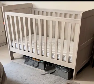 Newborn to toddler convertible bed and changing table fr Mamas and Papas
