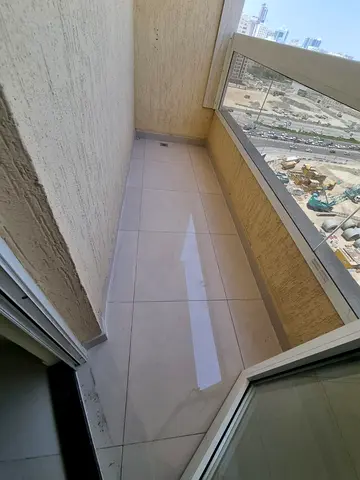 للإيجار في الشارقة – أبو شغارة ✨  🏡 شقة غرفتين وصالة بمساحة واسعة وموقع مميز 🔹 التفاصيل:  • غرفتين نوم (منهم غرفة ماستر) + صالة  • 2 حمام  • بلكونة