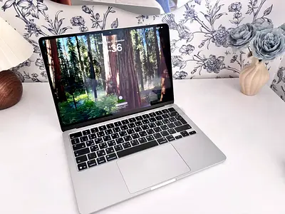 Apple MacBook Air M4 (Space Gray) 13 inch - like new